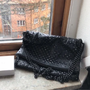 Zara väska - Säljer nu min favvo väska från Zara 💓💓💓 RYMLIG och sååå himla najs 😍                     