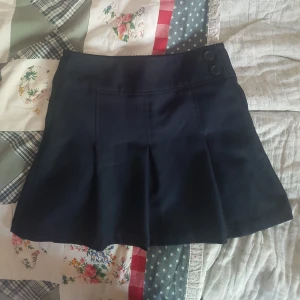 Arrow blå kjol - *°TRYCK INTE PÅ KÖP NU TACK! °* Söt blå kjol med shorts inuti och dekorativa knappar på sidan!  Jag säljer den för att den inte passar min kroppstyp. Det finns ingen storlek skriven men jag skulle säga att det är en xs-s. 