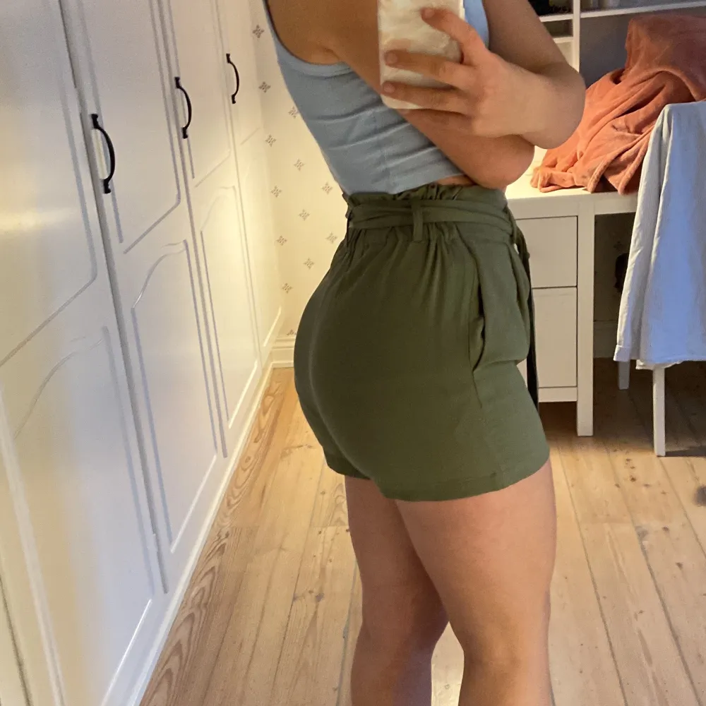 Gröna shorts från Gina Tricot med dragkedja på sidan och band som skärp, är även töjbart så de formas och sätter sig jättesnyggt! Ett av mina favoritshorts! SUPERSNYGGA!! Säljer för har börjat bli försmå för mig, men de är i topp slick! Värda!!!. Shorts.