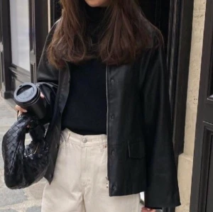 Vintage skinn jacka - Säljer denna populära vintage, väldigt oversized läder jackan! Passar som S/M! Lägg ett bud vid intresse!