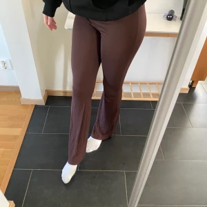 Nelly pants strl S - Tunnare utsvängda mjukisbyxor, materialet är väldigt skönt.