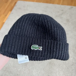 Lacoste mössa  - Köpt från Zalando för ett år sedan för 700kr Säljer min för 340kr. Den är i väldigt fint skick och jag har knappt använt den. 