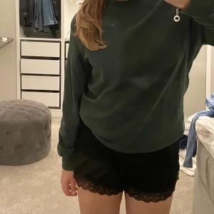 Grön tröja hm  - Snygg tröja som passar till allt, säljer samma i marin blå köp båda för 140 