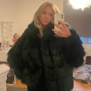 Pälsjacka - Säljer min fina gröna pälsjacka från Nelly❤️köparen står för frakt 