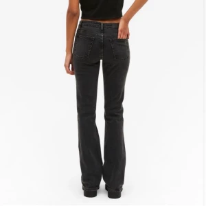 Lågmidjade jeans  - Säljer dessa mörkgråa lågmidjade jeansen från h&m. Knappt använda. Köpta för 500kr. 