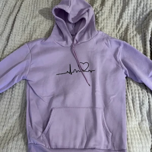 Tjocktröja  - Två tjocktröjor från shein, dom är storlek S men är aningen korta i armarna för mig, annars jättemysiga på insidan!