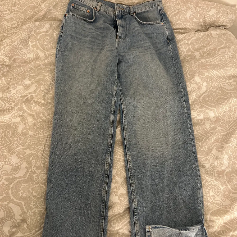 Helt nya oanvända raka Jeans med slits, aldrig användt dem pågrund av att dom är lite små för mig köpte dom för 1 månad sen på gina tricot.. Jeans & Byxor.