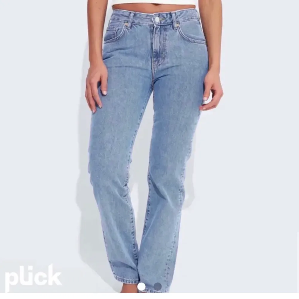 Superfina jeans i nyskick som är lågmidjade. Modellen Low straight 550! ❤️ Helt nya! Priset går att diskutera. Finns bara i andra färger. Storlek 30/32 men små i storleken och vill man ha de något baggy passar de en S/M. Superfina och de formar rumpan!🫶🏼. Jeans & Byxor.