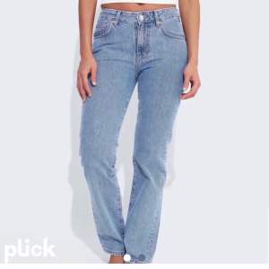 Superfina jeans i nyskick som är lågmidjade. Modellen Low straight 550! ❤️ Helt nya! Priset går att diskutera. Finns bara i andra färger. Storlek 30/32 men små i storleken och vill man ha de något baggy passar de en S/M. Superfina och de formar rumpan!🫶🏼