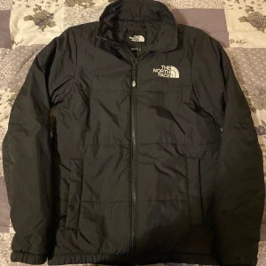 the north face jacka - the north face höst/vår jacka, skick 9/10 den är knappt använd.