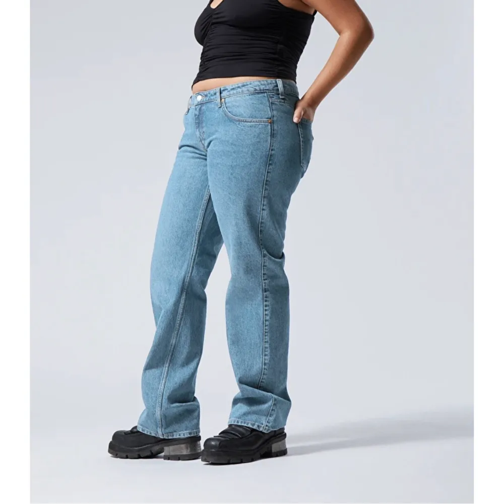 Säljer mina arrow low straight jeans från weekday som tyvärr inte kommer så mycket till användning längre. Dom är i fint skick och använda få gånger. Storlek 29/32, jag är 167 och dom sitter bra på mig💖 skriv för egna bilder💕 priset är exklusive frakt. Jeans & Byxor.