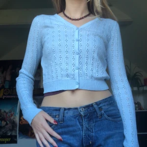 Brandy Melville kofta - Söt tunn ljusblått kofta köpt på brandy Melville för några år sedan men sällan används. Kortare i modellen och storlek uppskattningsvis XS-M (jag är S). Bra skick!