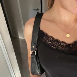 SVART VÄSKA - Hör av dig vid eventuella frågor!