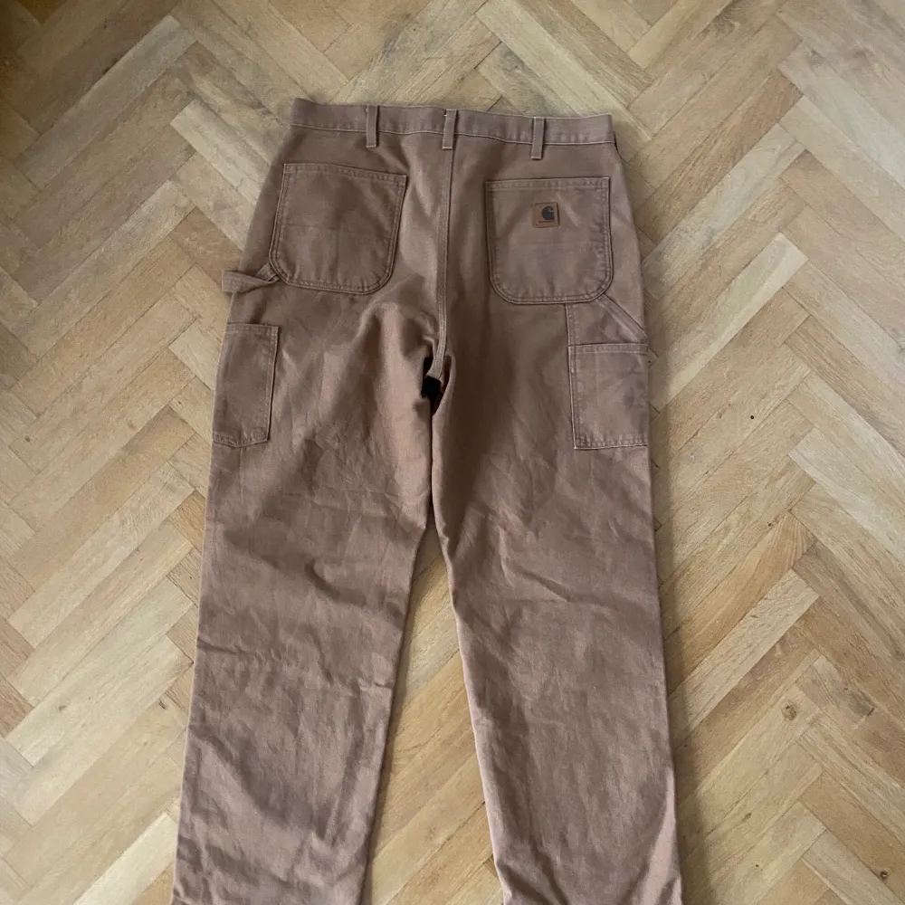Vintage carhart carpenter pants i bra condition. Storlek 36 x 34. . Jeans & Byxor.