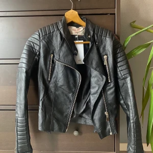 Skinnjacka🫶🏻 - Köpt från Chiquelle för snart 7 år sen men sen kom aldrig till användning för den va för liten för mig💕