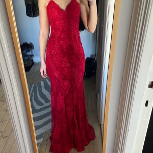 Röd balklänning - Använd en gång under en balkväll! Så fin klänning, men har tyvärr inte användning för den. Köptes för 5000kr på Dressroomlinné. Det är en storlek xs/s, jag är 170 cm lång. Skickar gärna fler bilder!