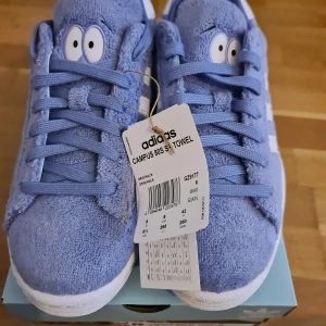 Adidas south park - Säljer dessa helt nyaq adidas south park storlek 42. Kvitto finns. Skickas mot fraktkostnad ellee hämtas i malmö