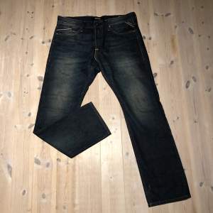 Replay jeans straight leg Stolek:W33/L32 Skick:8/10 Pris:350kr  Köparen står för eventuell frakt.Spårbar frakt 66kr med postnord.