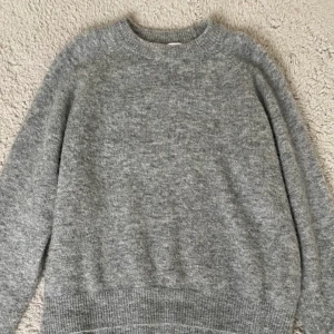 Stickad grå tröja - Säljer denna jätte fina stickade tröja från Zara. Använd fåtal gånger!! Jätte fint skick och super skön och fin💗