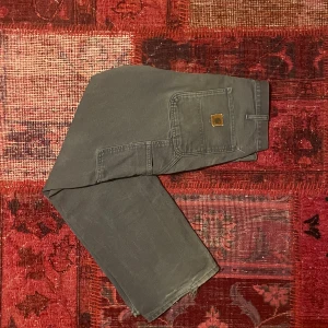 Carhartt workwear pants - Säljer mina älskade Carhartt Carpenter jeans i grå färg, köpta för 900 på ettresex dom är 100% äkta och har otroligt bra material som kommer hålla en livstid om hanterade rätt (skriv för mer info elr pris!!)