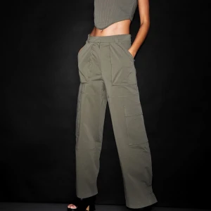 Cargobyxor strl 38  - Säljer dessa galet snygga oanvända cargobyxorna från HM, har därmed inga bilder på mig själv i dem. Modellen på bilden använder storlek 38 (går att spänna in) 🫶🏽😊 slutsålda överallt. Nypris: 599kr