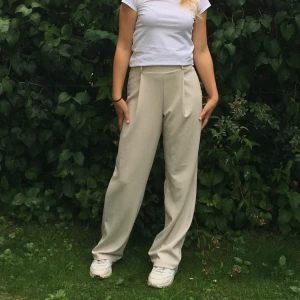 Beiga byxor - Ett par beiga byxor från Nelly, lite stretch i midjan så passar för xs och s.  Super fina, använda ett fåtal gånger!
