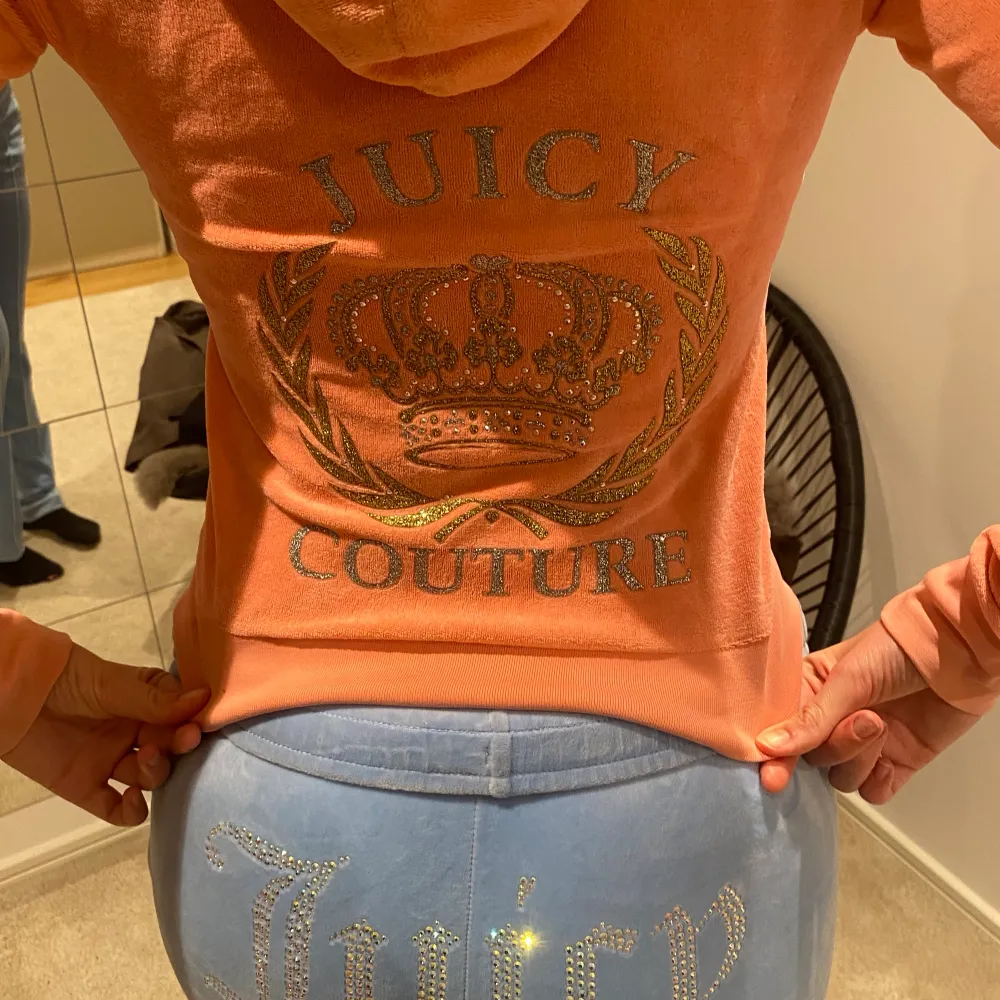 Säljer denna snygga och trendiga tröja från juicy couture. Det är barnstorlek XL som motsvarar xxs/xs i vanlig storlek. Köparen står för frakten. Anmäler användare som lägger skambud !!Vinner du budgivningen är du bunden till köpet.💓💓. Tröjor & Koftor.