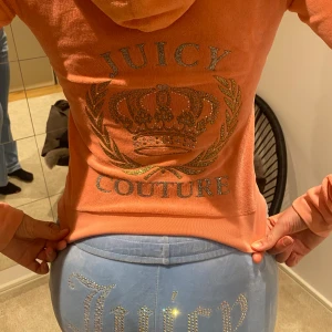Juicy Couture tröja! - Säljer denna snygga och trendiga tröja från juicy couture. Det är barnstorlek XL som motsvarar xxs/xs i vanlig storlek. Köparen står för frakten. Anmäler användare som lägger skambud !!Vinner du budgivningen är du bunden till köpet.💓💓