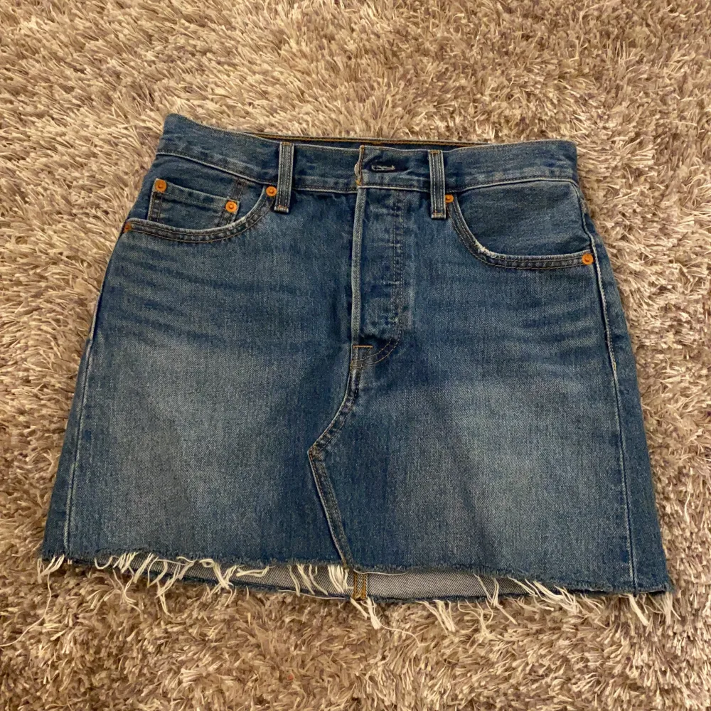 Jättefin jeans kjol från Levi’s som går att använda till mycket. Den har inte kommit till användning och är därför inte använda alls många gånger. Storlek 26. . Kjolar.