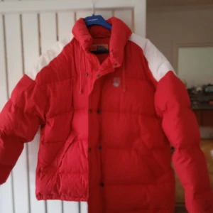 Fjällräven  - Cool Fjällräven jacka i vintage stil. I begagnat skick men hel. Några fläckar på axeln men går nog bort :)