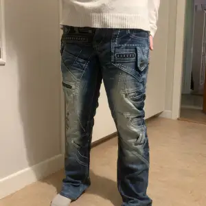 Skit snygga jeans med ditaljer! Aldrig använda, storlek 32 , finns ba några få gjoda så unika. Det är unisex jeans! 