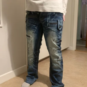 Jeans  - Skit snygga jeans med ditaljer! Aldrig använda, storlek 32 , finns ba några få gjoda så unika. Det är unisex jeans! 