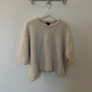 Kortärmad stickad - Säljer denna super fina trekvartsärmade stickade tröjan. Köpt på Lindex i storlek M-L. Färgen tas inte riktigt upp på kamera den är lite  mer vit/beige. Snygg o ha lite oversized🤎högsta bud 150kr