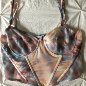 Stadiavius topp strl S - Corsettopp som aldrig använts utan bara provats, så den är i nyskick. Axelbanden är justerbara och ryggen har stretch.