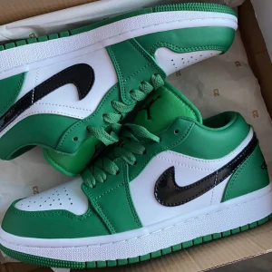 Jordan 1 low Pine green  - Funderar på att sälja mina fina jordans då de tyvärr är lite försmå. Använda få gånger under korta stunder då de som sagt är lite små, alltså är de väldigt sparsamt använda. Skriv för fler bilder :) kom gärna med bud 
