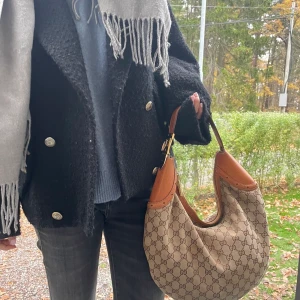 Gucci väska - Säljer denna svin snygga gucciväska som är den perfekta väskan till hösten! Rymmer mycket och är otroligt lätt att styla! Pris kan diskuteras då varan har en slitning, skriv privat för bild! 