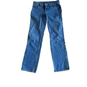 low waist Arrow straight jeans från weekday. Knappt använda för att de är lite små till mig. Priset är INKLUSIVE frakt, skriv om fler bilder eller frågor💕