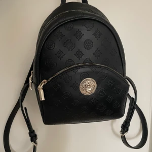 GUESS mini backpack - Säljer denna Guess-backpack då den inte kommer till användning, sparsamt använd. Köptes inne på Rizzo 2021. Nypris 1300:-. Kan postas. 