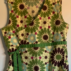 Vintage topp - Superfin mönstrad topp som är lite retro. Jag säljer denna då den är aldeles för stor för mig, skulle uppskatta att den passar en stl s-m. Skriv om du undrar något!🥰