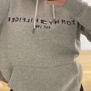 Äkta Tommy Hilfiger hoodie - Hoodien är i fint skick, passformen är även normal. Perfekt till höst och vintern då den är väldigt varm!🤎