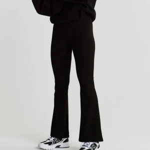 Byxor - Lånad bild från Gina tricot. Svarta byxor utsvängs i benen super fina knappt använda. 