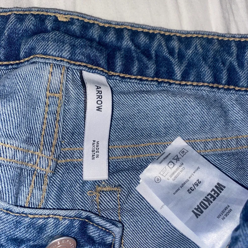 Säljer dessa skit snygga lågmidjade jeansen från weekday arrow low i strl 25/32 pga för små för mig, pris kan diskuteras 💓💓. Jeans & Byxor.