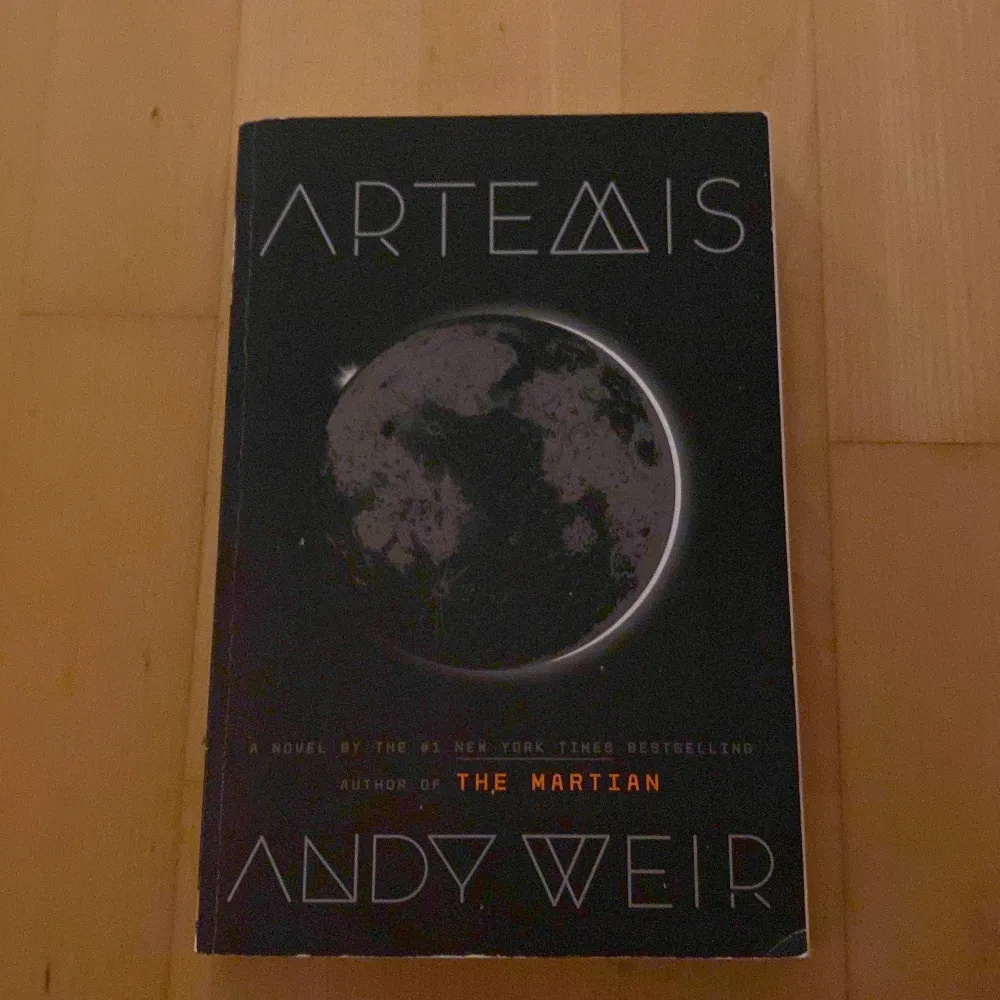 Boken ”Artemis” av Andy Weir. En super bra bok men behöver mer plats i min bokhylla. Övrigt.