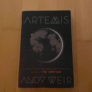 Artemis - Boken ”Artemis” av Andy Weir. En super bra bok men behöver mer plats i min bokhylla