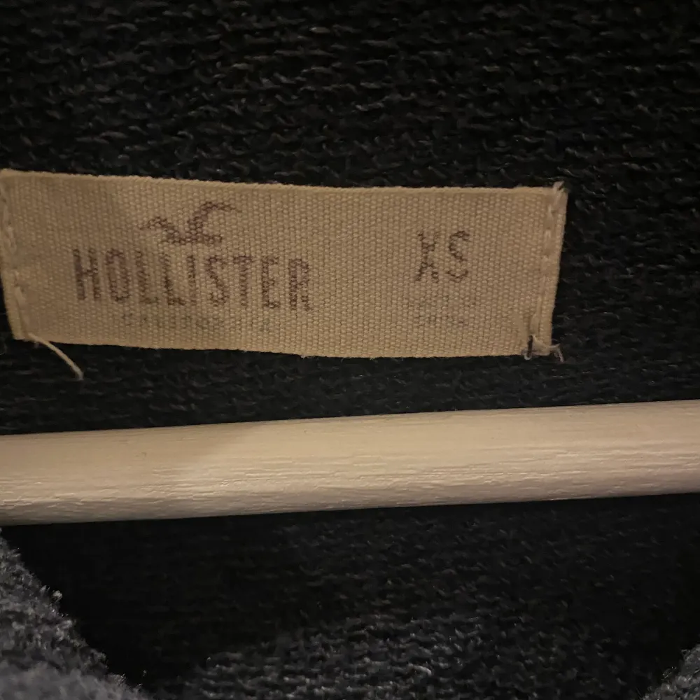 Nått år gammal köpt i Stockholms Hollister butik. Sällan andvänd! 💙. Hoodies.