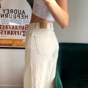 Vita jeans - Vita/sandvita jeans från Vero Moda i strl W25, L32. 🫶