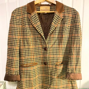 Retro kavaj - Kavaj från 70 talet. Väldigt gott skick! Går att vika upp/ner ändarna på ärmarna ifall man vill ha annan style. Jag skickar på bästa möjliga sätt eller möts upp!