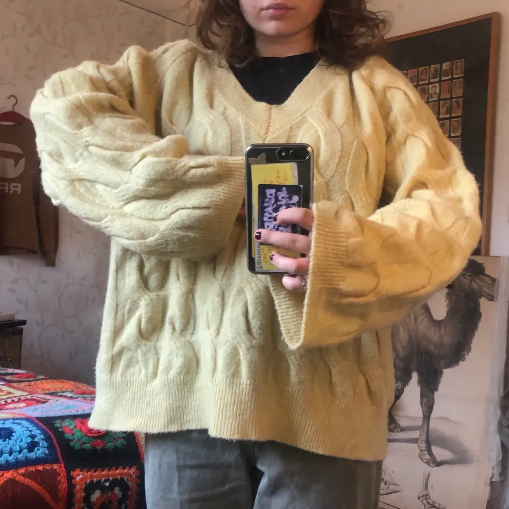 Stor och mysig gul stickad tröja. Från Ginatricot - ”Premium Quality”. Den är storlek M med 30% ull i. Använd en gång! 🐑. Stickat.