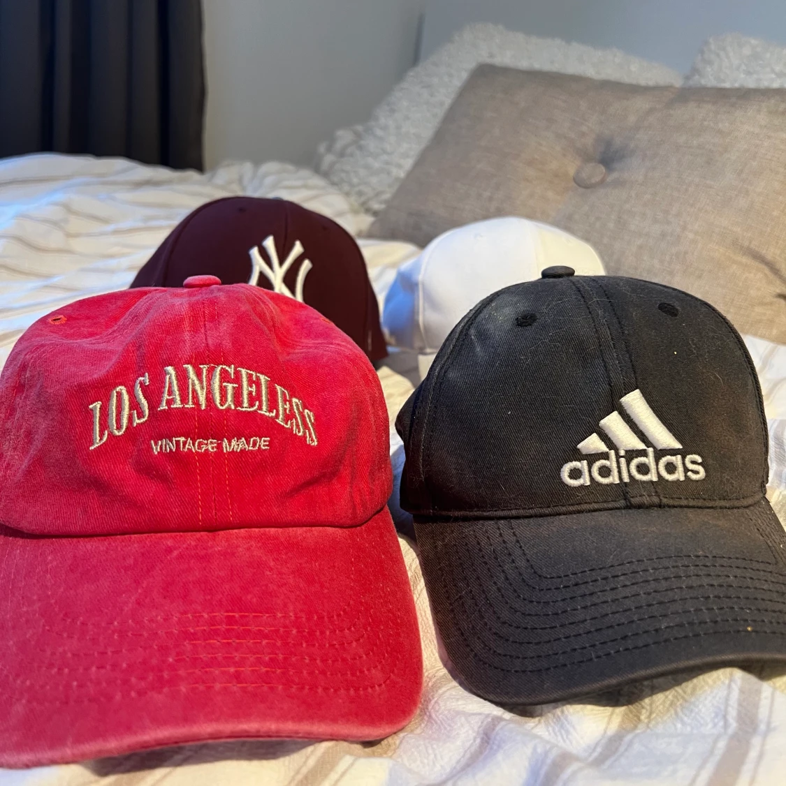 Olika kepsar från Adidas, Shein, NewYork Yankees. - 90