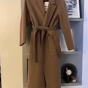Kappa från zara - Snygg beige kappa från zara som jag säljer då jag har flera stycken. Härligt tjockt material så perfekt nu till höst/vinter!!💕 Kappan är beige, syns på bild 2💕